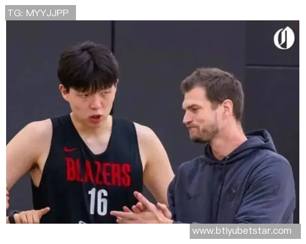 开拓者前线记者小傅期待小杨在篮球场上展现真实自我的那一天