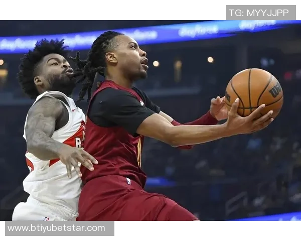 米切尔半场表现抢眼16分钟内高效贡献12分3板1助1断1帽